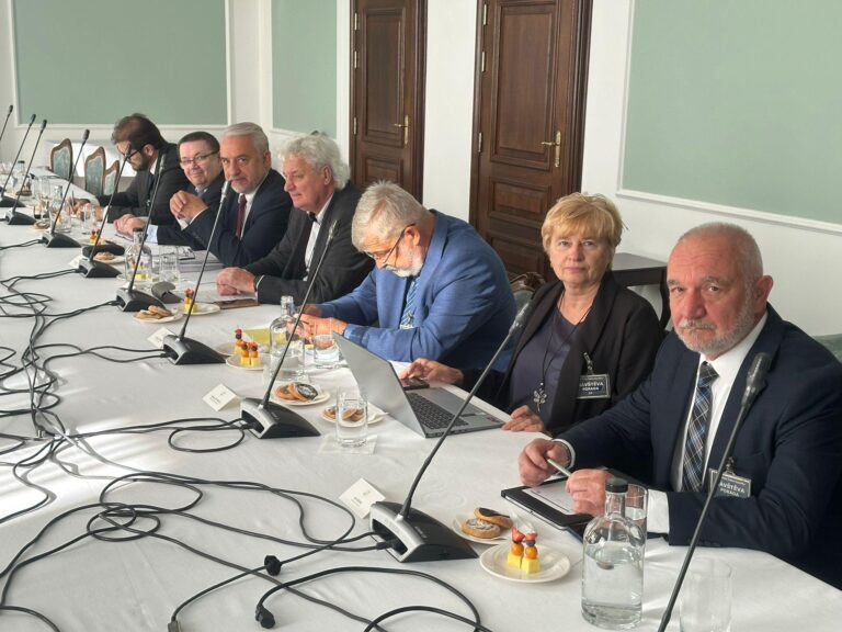 Vláda znovu utekla před odpovědností! Lidem chce přidat méně, než požadují odbory